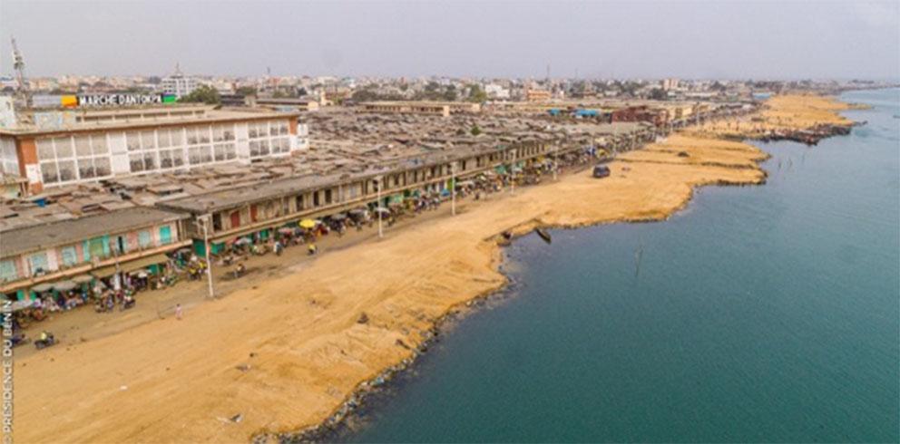 Cotonou lance un ultimatum : les occupations illégales des berges de la lagune doivent cesser pour permettre des aménagements urbains.