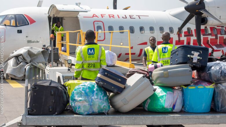 Face à des situations difficiles, le gouvernement béninois vient en aide à 54 migrants en les rapatriés et en leur offrant un soutien.