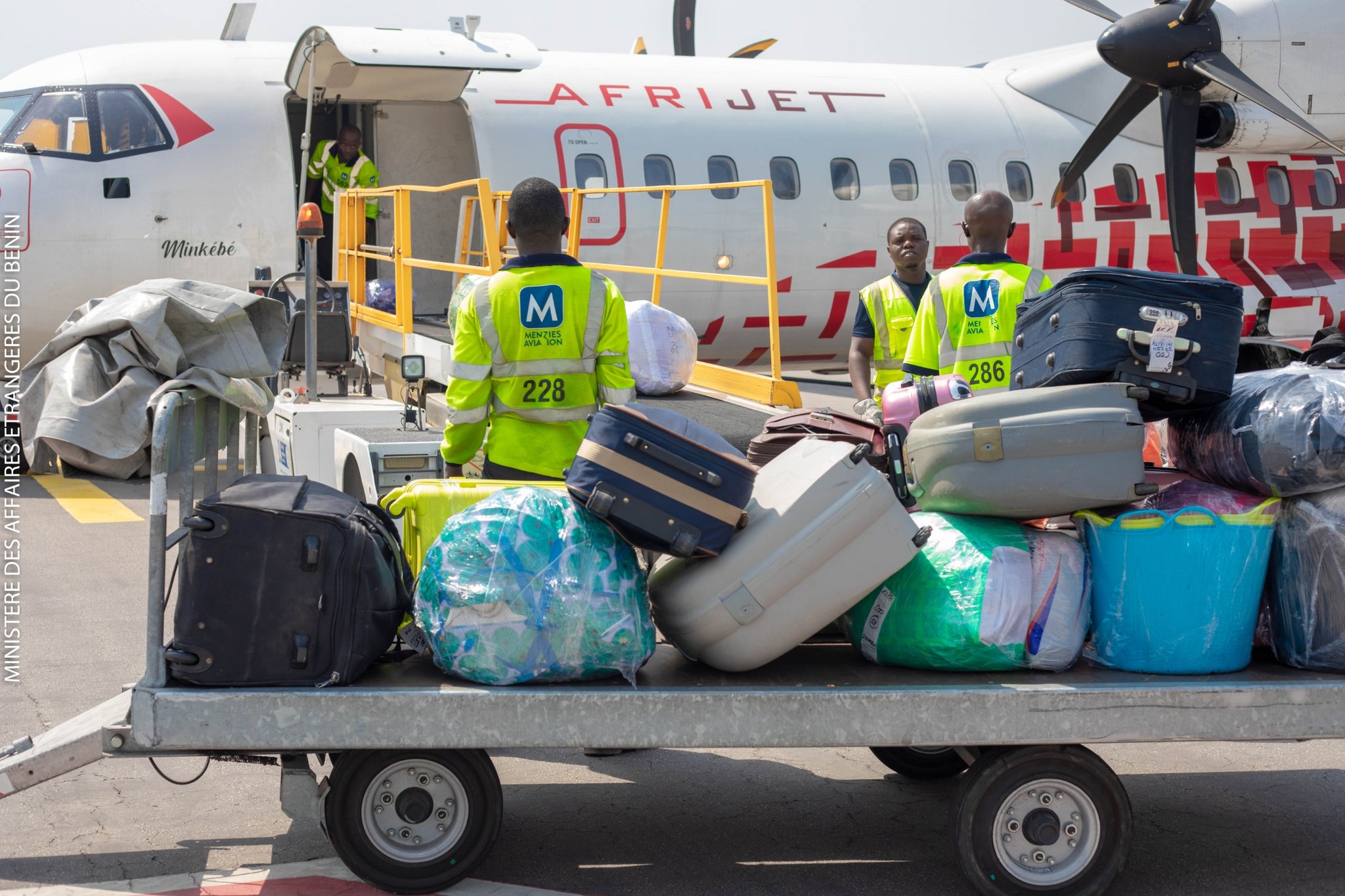 Face à des situations difficiles, le gouvernement béninois vient en aide à 54 migrants en les rapatriés et en leur offrant un soutien.