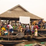 Plus de 200 personnes ont assisté à une projection de film unique en plein air sur le lac Nokoué, transformant Ganvié en une salle de cinéma