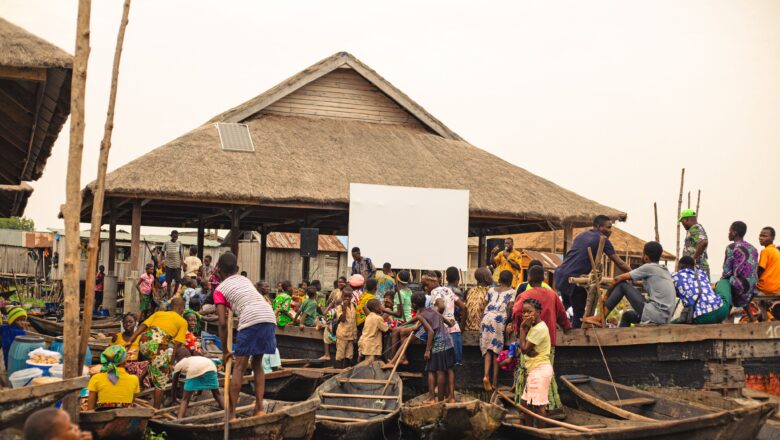 Plus de 200 personnes ont assisté à une projection de film unique en plein air sur le lac Nokoué, transformant Ganvié en une salle de cinéma