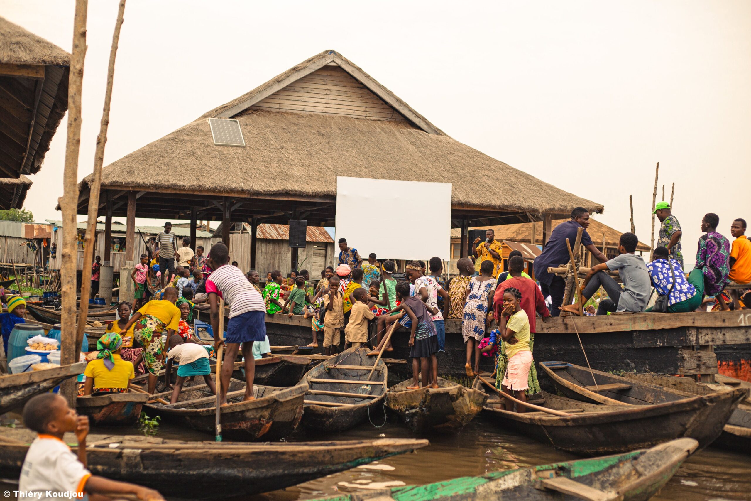 Plus de 200 personnes ont assisté à une projection de film unique en plein air sur le lac Nokoué, transformant Ganvié en une salle de cinéma