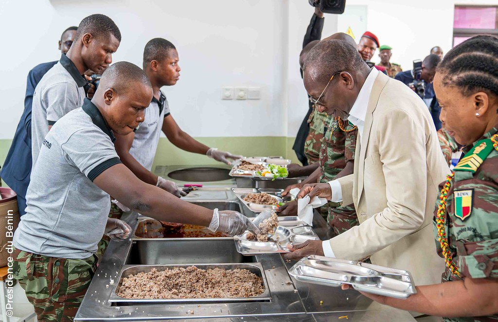 Le Président Patrice Talon visite la caserne de Dessa, rendant hommage aux soldats béninois et célébrant les avancées majeures en faveur des forces armées.