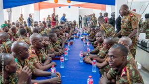 Le Président Patrice Talon visite la caserne de Dessa, rendant hommage aux soldats béninois et célébrant les avancées majeures en faveur des forces armées.