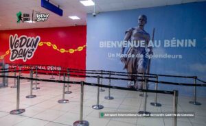 l'aéroport international Cardinal Bernardin Gantin de Cotonou s'immerge dans l'esprit des Vodun Days, transformant chaque arrivée en une expérience culturelle unique.