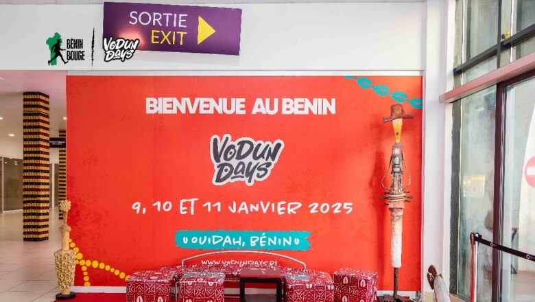 l'aéroport international Cardinal Bernardin Gantin de Cotonou s'immerge dans l'esprit des Vodun Days, transformant chaque arrivée en une expérience culturelle unique.