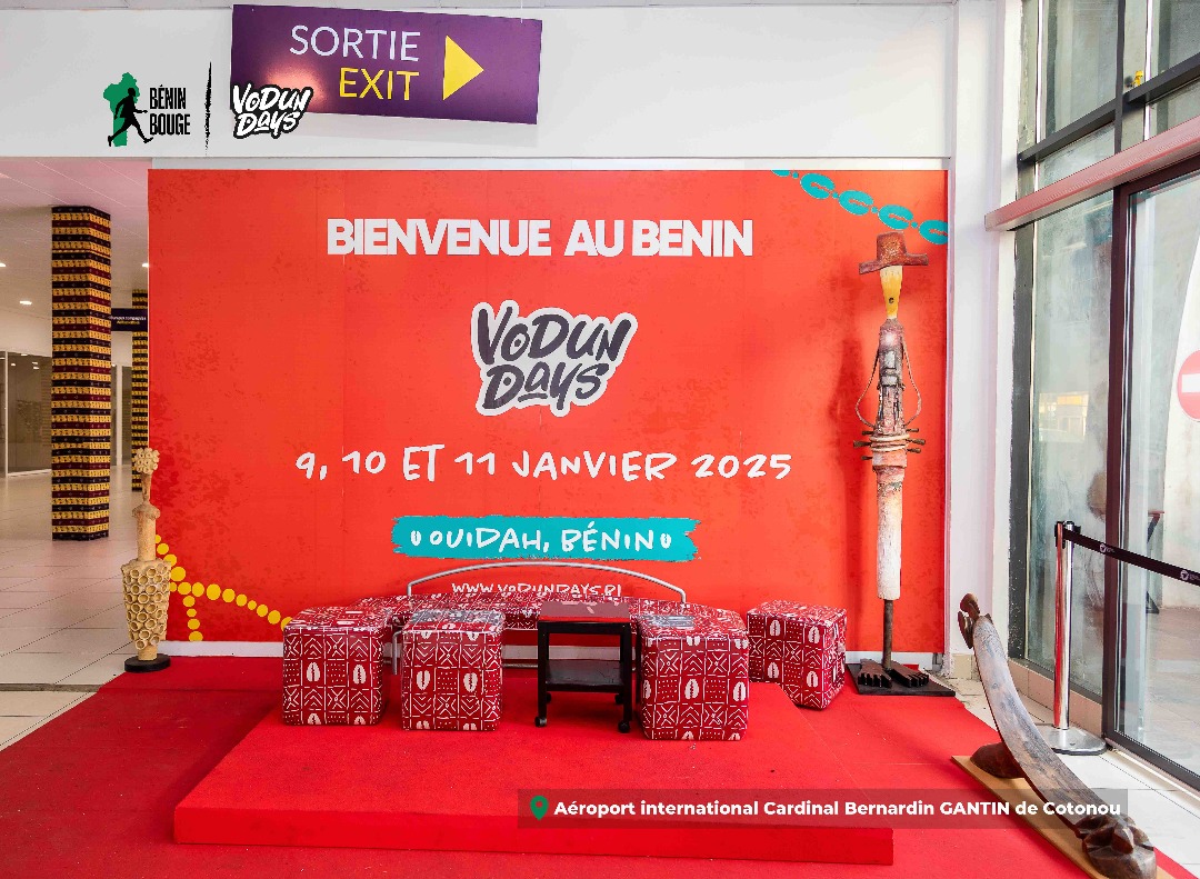 l'aéroport international Cardinal Bernardin Gantin de Cotonou s'immerge dans l'esprit des Vodun Days, transformant chaque arrivée en une expérience culturelle unique.