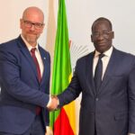 Robin Geiss, directeur de l'UNIDIR, rencontre le ministre béninois Alassane Séidou pour discuter du contrôle des armes conventionnelles