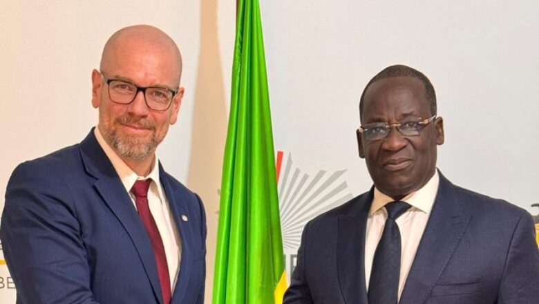 Robin Geiss, directeur de l'UNIDIR, rencontre le ministre béninois Alassane Séidou pour discuter du contrôle des armes conventionnelles