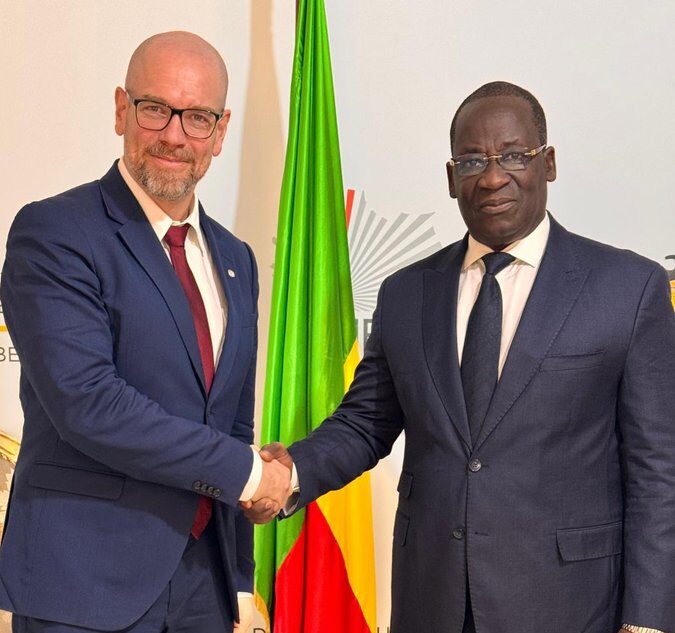 Robin Geiss, directeur de l'UNIDIR, rencontre le ministre béninois Alassane Séidou pour discuter du contrôle des armes conventionnelles