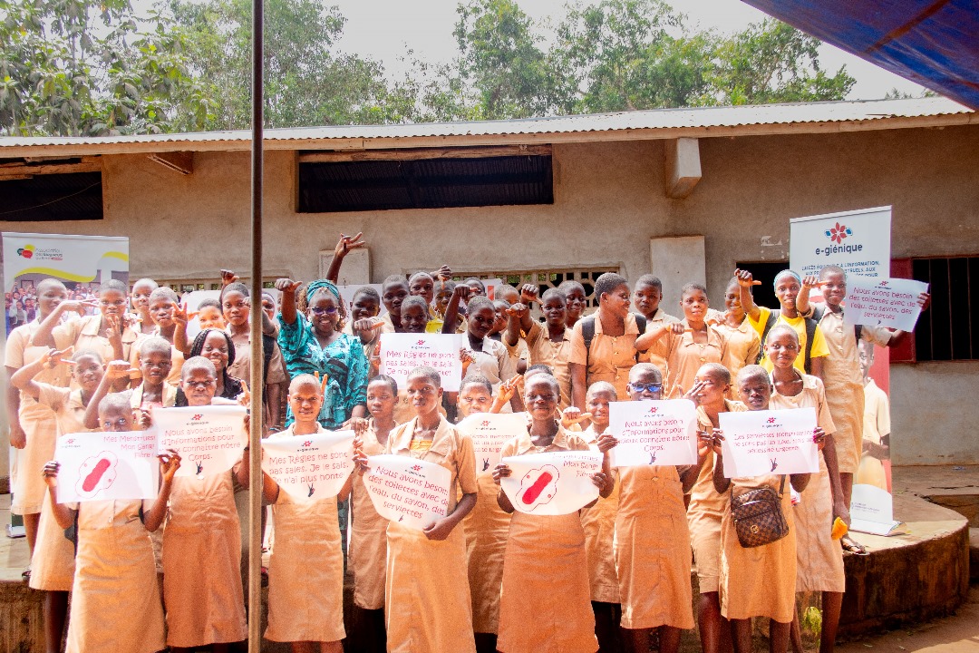 Une séance de sensibilisation sur l’hygiène menstruelle au CEG Yoko, dans le cadre du projet E-Giénique, visant à éduquer