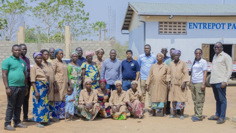 Le Fonds National de Développement Agricole offre une trieuse optique à la Coopérative Communale des Étuveuses de Riz de Bantè,