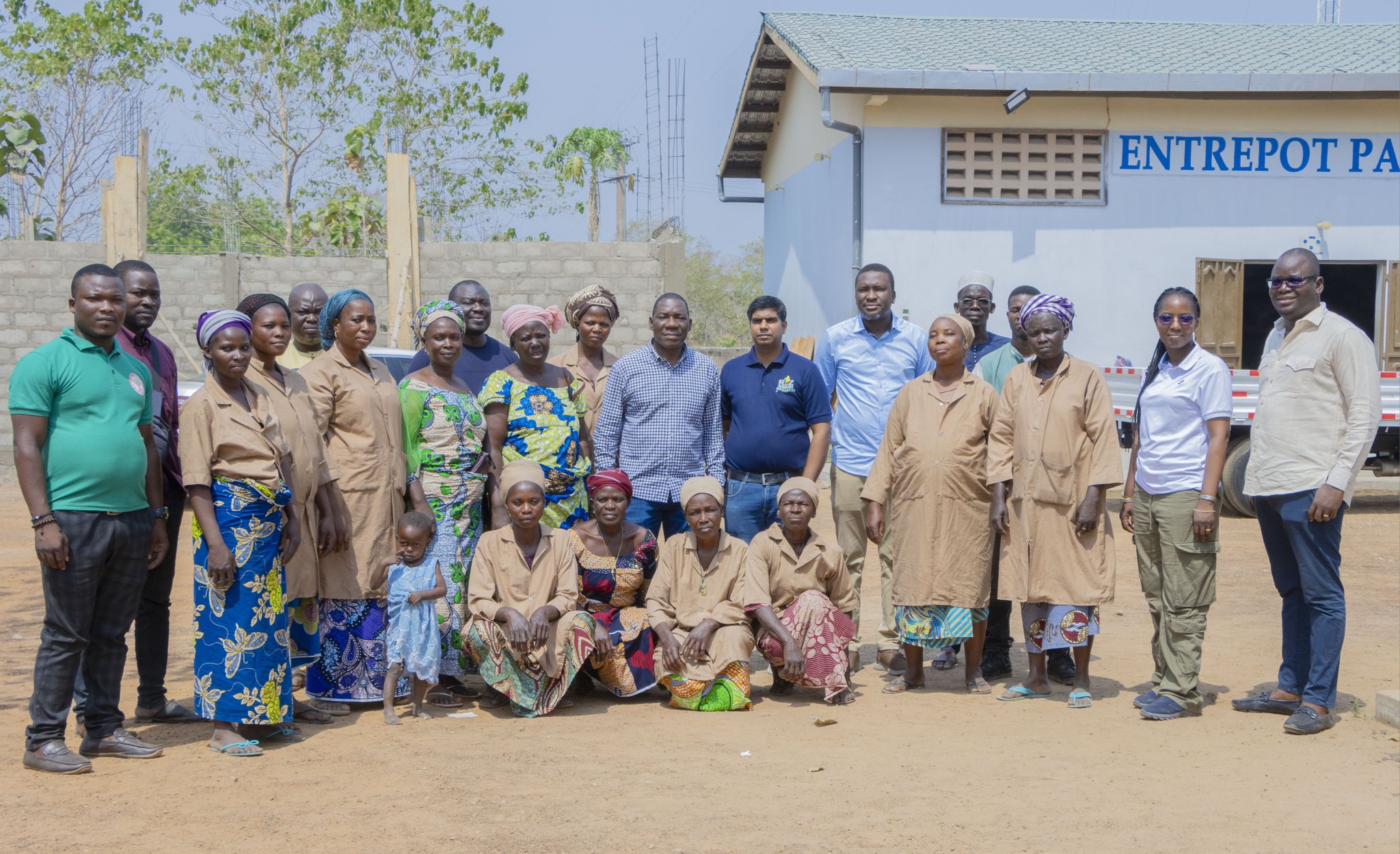 Le Fonds National de Développement Agricole offre une trieuse optique à la Coopérative Communale des Étuveuses de Riz de Bantè,