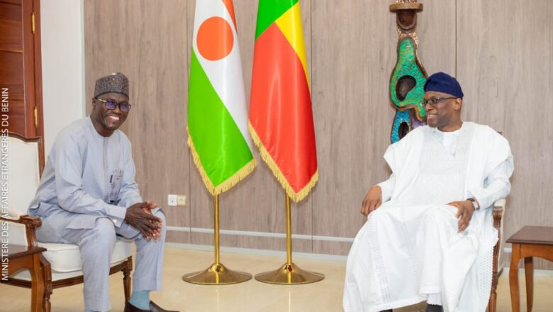 Le nouvel ambassadeur du Niger au Bénin, M. Kadade Chaïbou, présente ses lettres de créance, marquant un dégel symbolique entre les deux