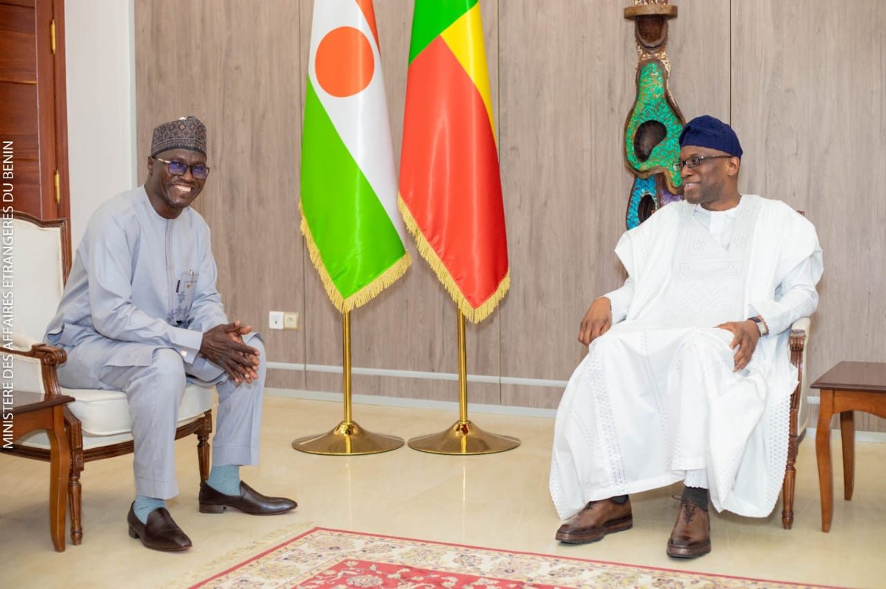 Le nouvel ambassadeur du Niger au Bénin, M. Kadade Chaïbou, présente ses lettres de créance, marquant un dégel symbolique entre les deux