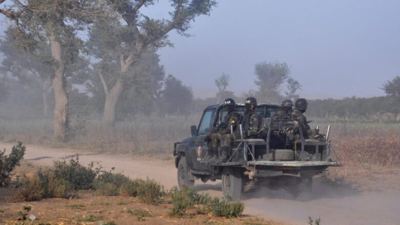 Un assaut brutal de Boko Haram plonge Sanda Wajiri dans la désolation, révélant la résilience des villageois et appelant à une solidarité