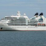 Le Seabourn Sojourn accoste à Cotonou, marquant une journée historique pour le tourisme béninois et offrant aux voyageurs une immersion