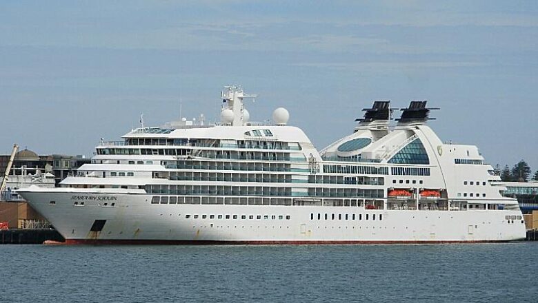 Le Seabourn Sojourn accoste à Cotonou, marquant une journée historique pour le tourisme béninois et offrant aux voyageurs une immersion