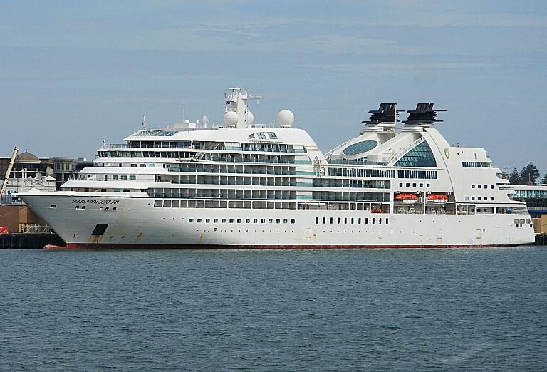 Le Seabourn Sojourn accoste à Cotonou, marquant une journée historique pour le tourisme béninois et offrant aux voyageurs une immersion