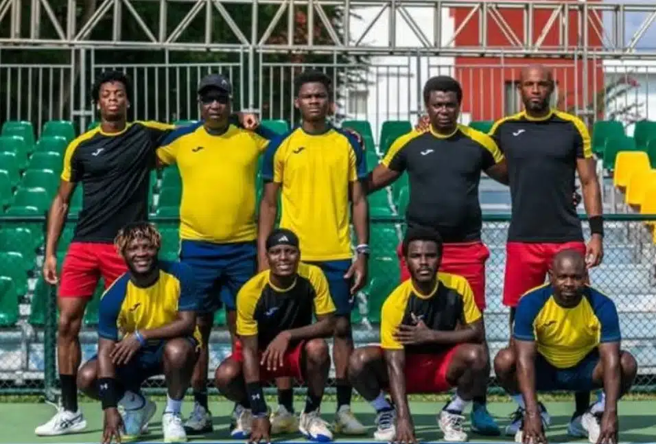 Dans une victoire historique, les Guépards du Bénin ont triomphé de la Lettonie 3-2 en Davis Cup, se qualifiant pour la première fois