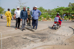 Le ministre Jacques Ayadji entreprend une tournée des infrastructures routières du Bénin, transformant chaque étape en dialogue 