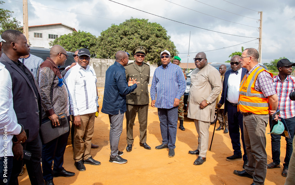 Le ministre Jacques Ayadji entreprend une tournée des infrastructures routières du Bénin, transformant chaque étape en dialogue