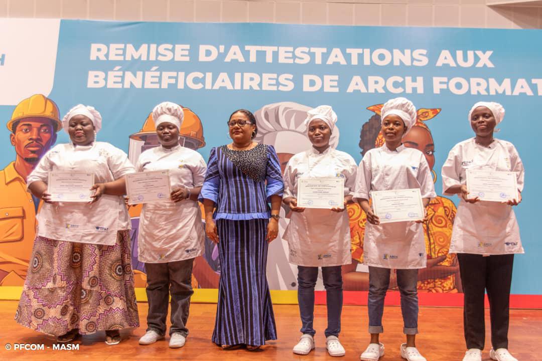 Dans le cadre du projet ARCH, 3 371 artisans du Bénin ont reçu des attestations de fin de formation à Cotonou,