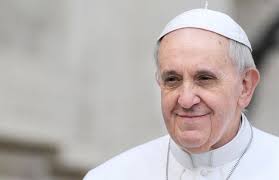 Alors que le Souverain Pontife, à 88 ans, affronte une complexe infection polymicrobienne, la foi et la résilience restent au cœur