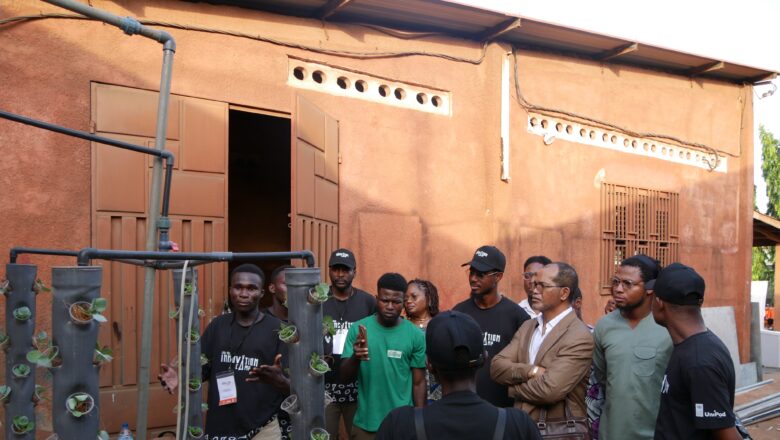 À Porto-Novo, de jeunes innovateurs ont créé des solutions low-tech durables lors d'un camp de deux semaines organisé par le PNUD,