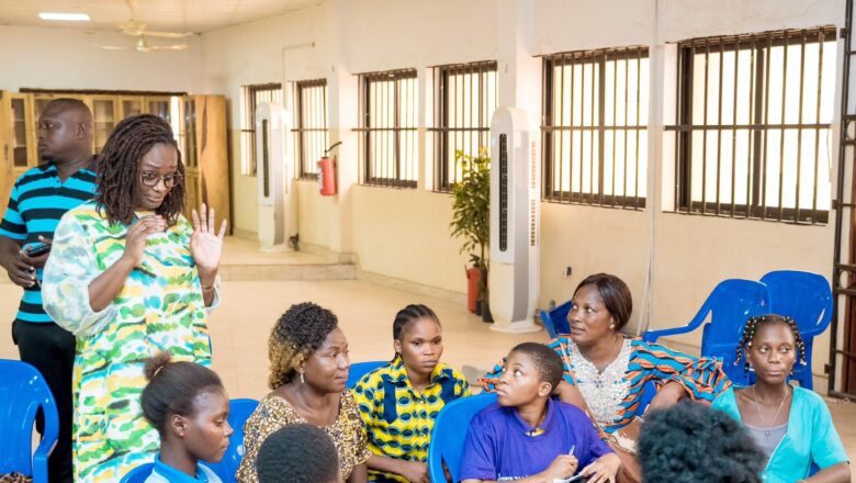 À Abomey-Calavi, l'Institut National de la Femme soutient les artisanes dans leur autonomisation et forme les jeunes filles