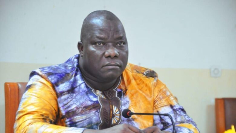 La session extraordinaire du 4 mars 2025 à Abomey-Calavi, révélant une dérive autoritaire du maire Angelo Ahouandjinou face aux critiques,