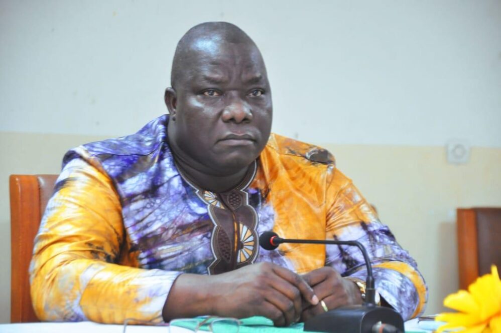 La session extraordinaire du 4 mars 2025 à Abomey-Calavi, révélant une dérive autoritaire du maire Angelo Ahouandjinou face aux critiques,