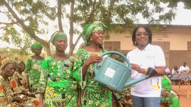 Le 8 mars 2025, l'AFMEF a soutenu l'autonomisation des femmes au Bénin en offrant des outils aux coopératives d'Adjarra et de Zè.