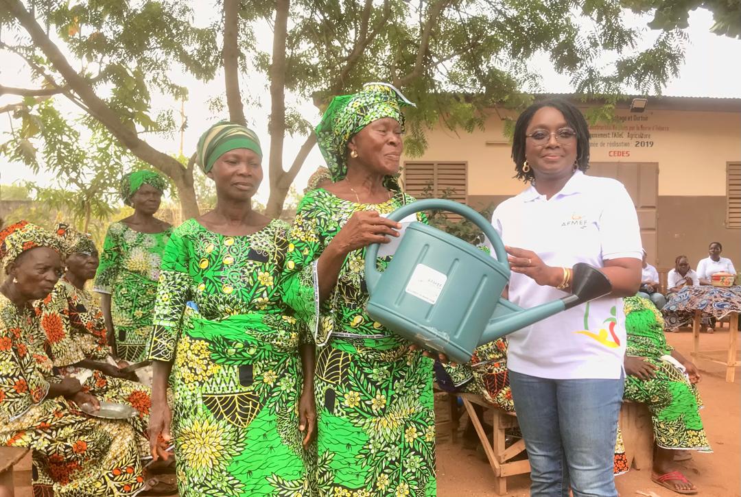 Le 8 mars 2025, l'AFMEF a soutenu l'autonomisation des femmes au Bénin en offrant des outils aux coopératives d'Adjarra et de Zè.