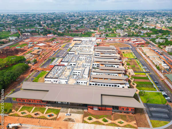 Le Centre hospitalier international de Calavi (CHIC) à Abomey-Calavi ouvre progressivement ses portes le 2 juin 2025, offrant des consultations spécialisées et une imagerie de pointe pour transformer l'accès aux soins au Bénin.
