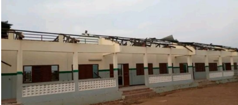 Nikki : Un donateur anonyme permet la réparation express du CEG 3 dévasté par une tempête, sauvant l'éducation locale et insufflant l'espoir.