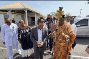 Le Roi Akati II du Bénin visite la Guadeloupe, célébrant la mémoire de l'abolition de l'esclavage et renforçant les liens culturels 