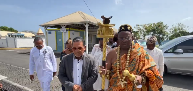 Le Roi Akati II du Bénin visite la Guadeloupe, célébrant la mémoire de l'abolition de l'esclavage et renforçant les liens culturels