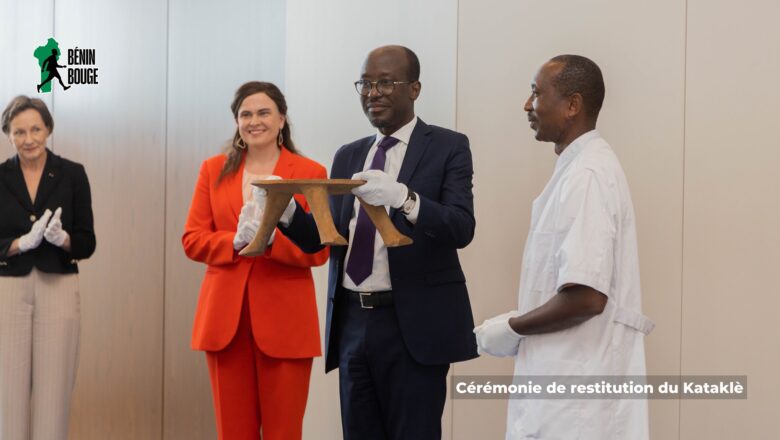 Le Kataklè, trône royal symbole du royaume du Danxomè, est officiellement restitué au Bénin par la Finlande après 133 ans d'exil,