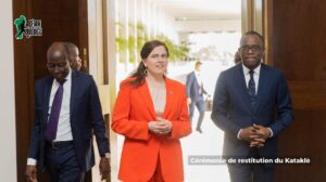 Le Kataklè, trône royal symbole du royaume du Danxomè, est officiellement restitué au Bénin par la Finlande après 133 ans d'exil, 