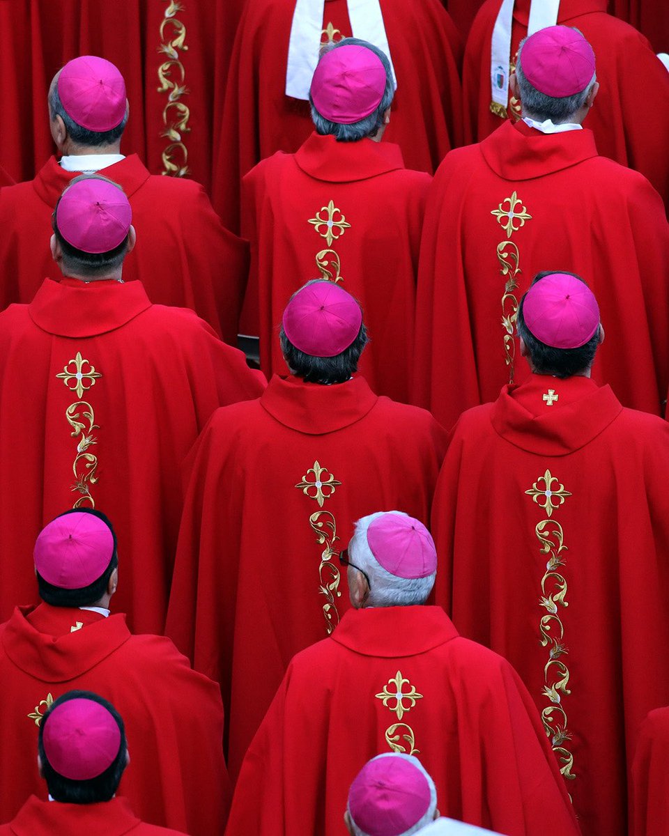Les secrets et le rituel millénaire du conclave, ce processus solennel et rigoureux au cœur du Vatican pour élire le nouveau pape.