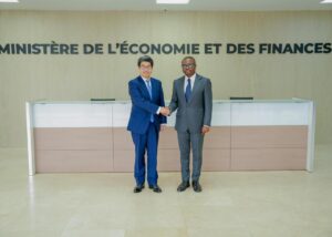 Le Bénin et le Japon renforcent leur partenariat économique avec la première visite du gouverneur de la JBIC, ouvrant la voie à des investissements massifs dans les infrastructures, l'agriculture et l'énergie renouvelable.