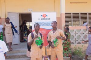 Le Projet E-Giénique achève sa phase à Dassa-Zoumé, Bénin, en formant des centaines de filles à la fabrication de serviettes réutilisables, combattant ainsi les tabous et l'absentéisme scolaire.