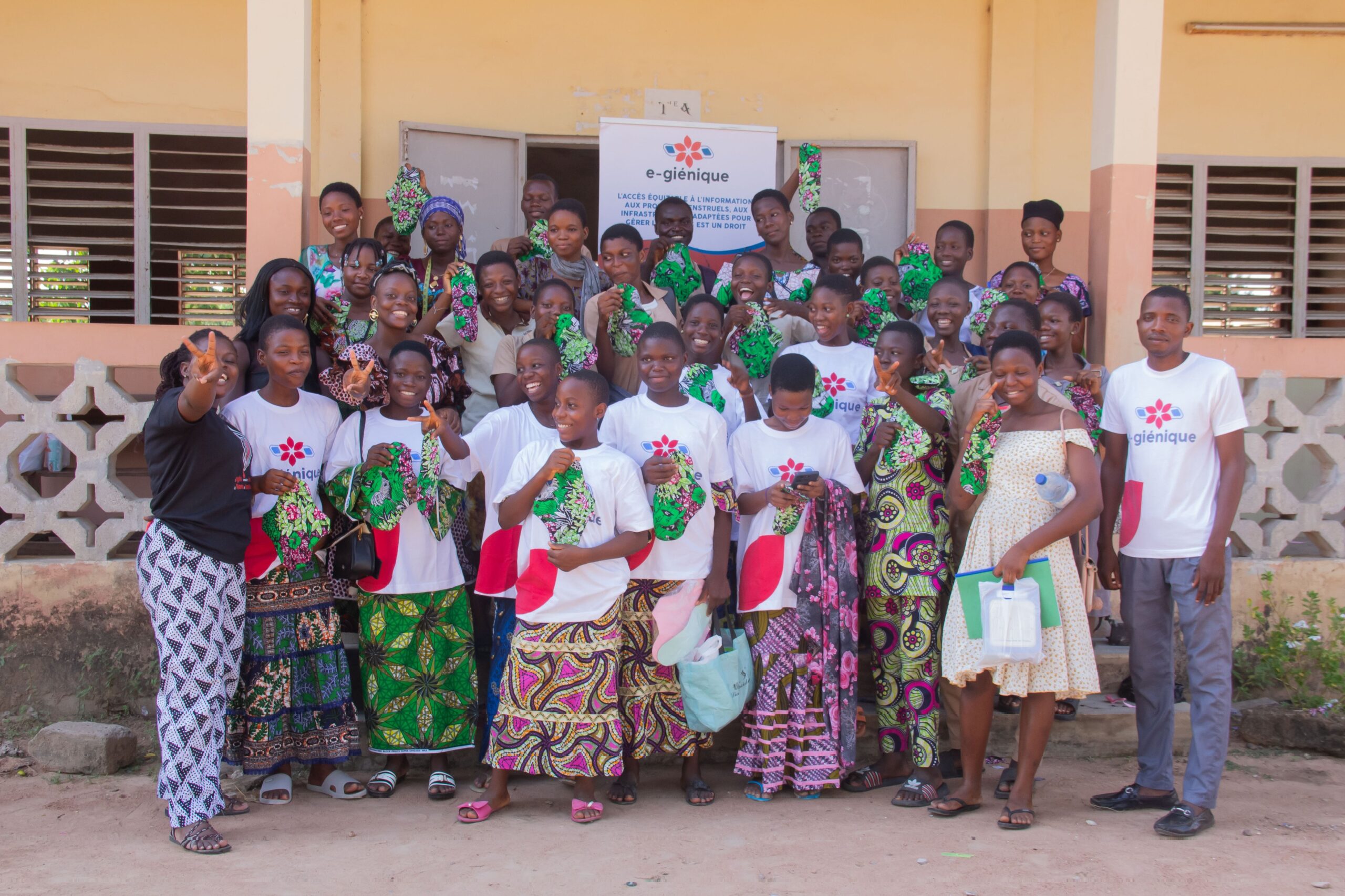 Le Projet E-Giénique achève sa phase à Dassa-Zoumé, Bénin, en formant des centaines de filles à la fabrication de serviettes réutilisables, combattant ainsi les tabous et l'absentéisme scolaire.