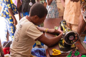 Le Projet E-Giénique achève sa phase à Dassa-Zoumé, Bénin, en formant des centaines de filles à la fabrication de serviettes réutilisables, combattant ainsi les tabous et l'absentéisme scolaire.