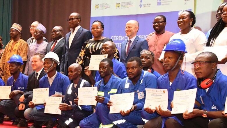 Un projet de coopération entre le Bénin et la France a permis la certification de 315 artisans béninois à Cotonou,