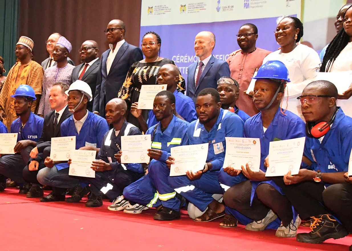 Un projet de coopération entre le Bénin et la France a permis la certification de 315 artisans béninois à Cotonou,