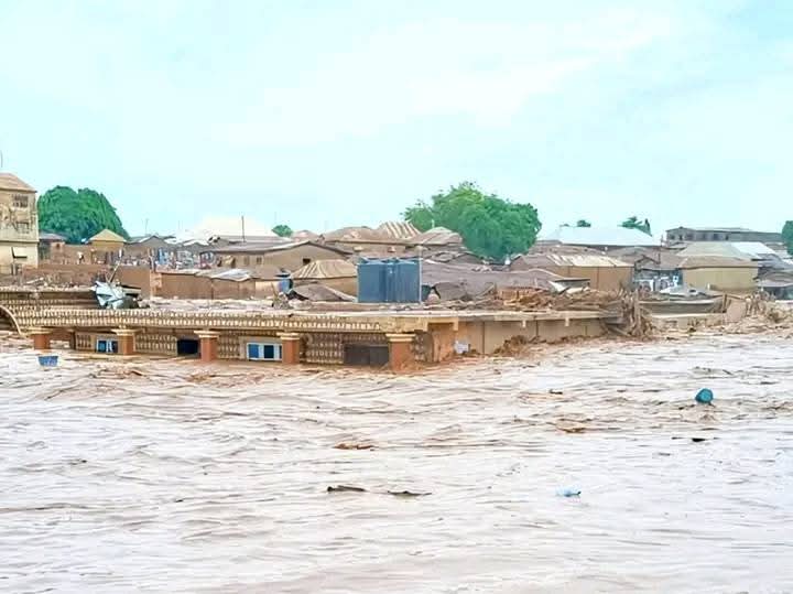 Le Nigeria est de nouveau frappé par des inondations dévastatrices à Mokwa, où plus de 200 personnes ont perdu la vie, exposant les défaillances infrastructurelles et les défis du changement climatique dans le pays.