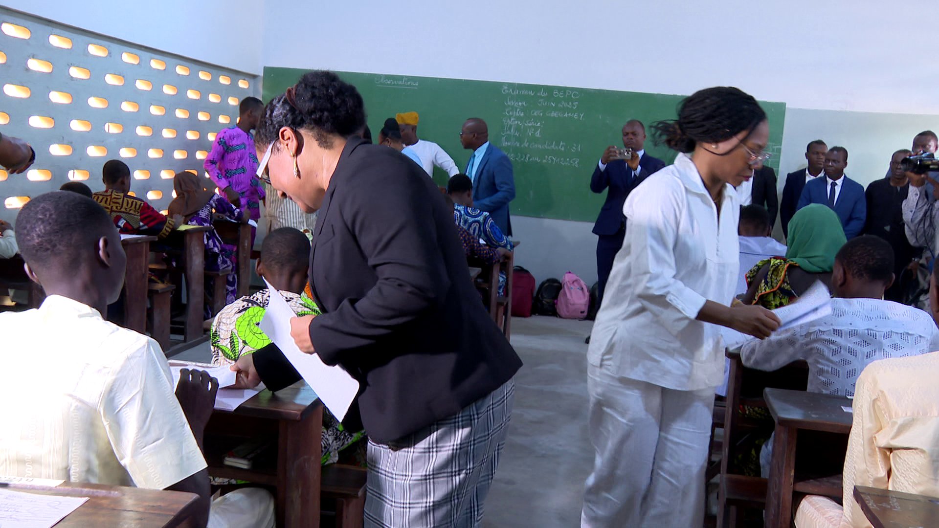 Le BEPC 2025 démarre au Bénin, marquant une étape cruciale pour 130 000 collégiens, avec des innovations numériques et une forte participation féminine, symbolisant l'engagement du pays pour l'éducation et l'avenir de sa jeunesse.
