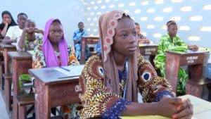 Le BEPC 2025 démarre au Bénin, marquant une étape cruciale pour 130 000 collégiens, avec des innovations numériques et une forte participation féminine, symbolisant l'engagement du pays pour l'éducation et l'avenir de sa jeunesse.